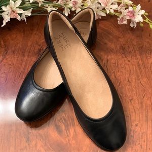 Naturalizer “Flexy” Leather Flats in Black - Sz 10M
